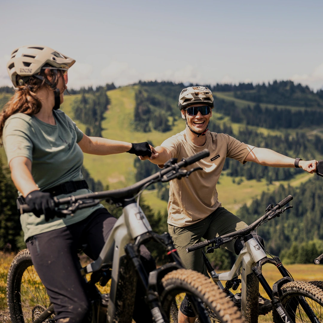 Focus E-Fully´s Gruppe von Radfahrerinnen macht eine Pause und genießt die Aussicht auf eine Hügellandschaft.