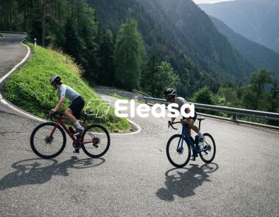 Eleasa Logo auf Hintergrund mit zwei Rennradfahrern