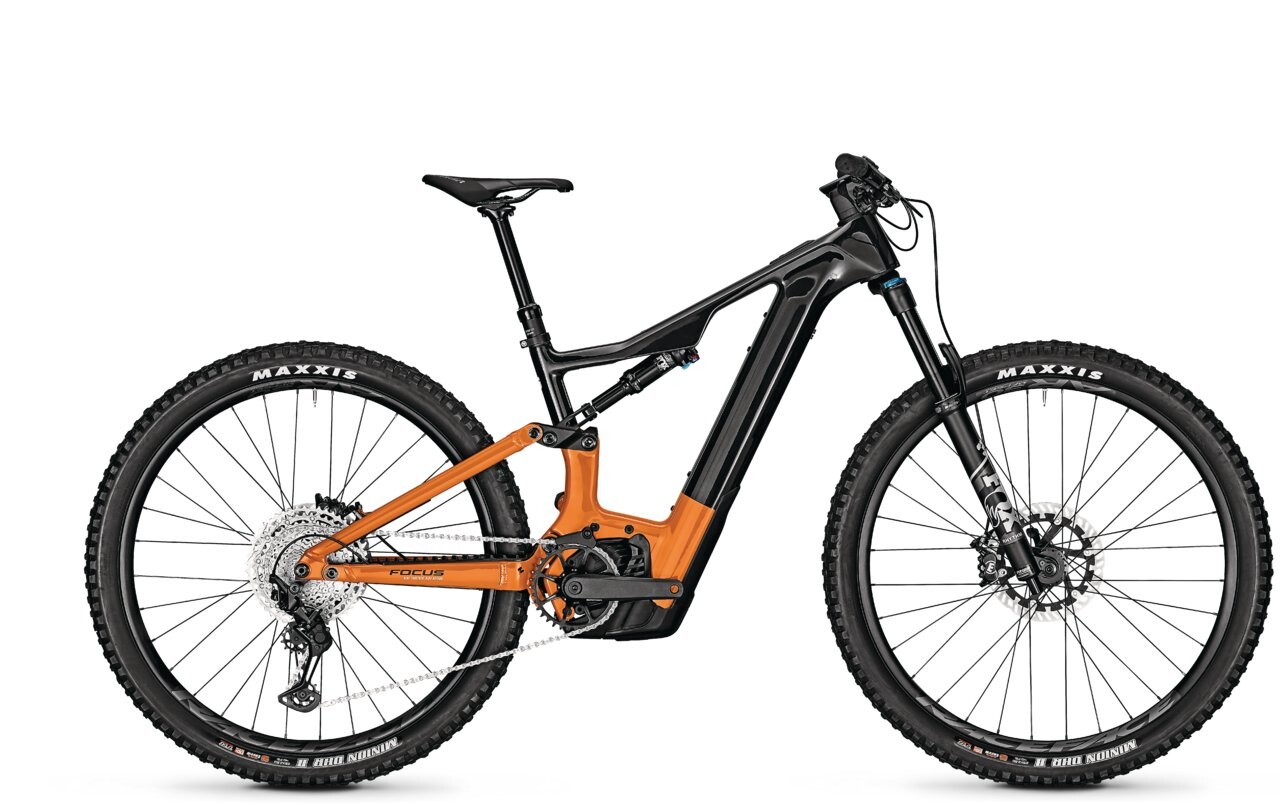 Focus Jam² 8.8 Performance CX mit 750 Wh Akku – vollgefedertes E-MTB in Schwarz-Orange für anspruchsvolle Trails.