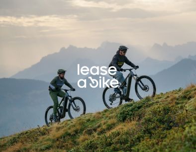 Lease a bike Logo auf Hintergrund mit zwei Mountainbiker im Uphill