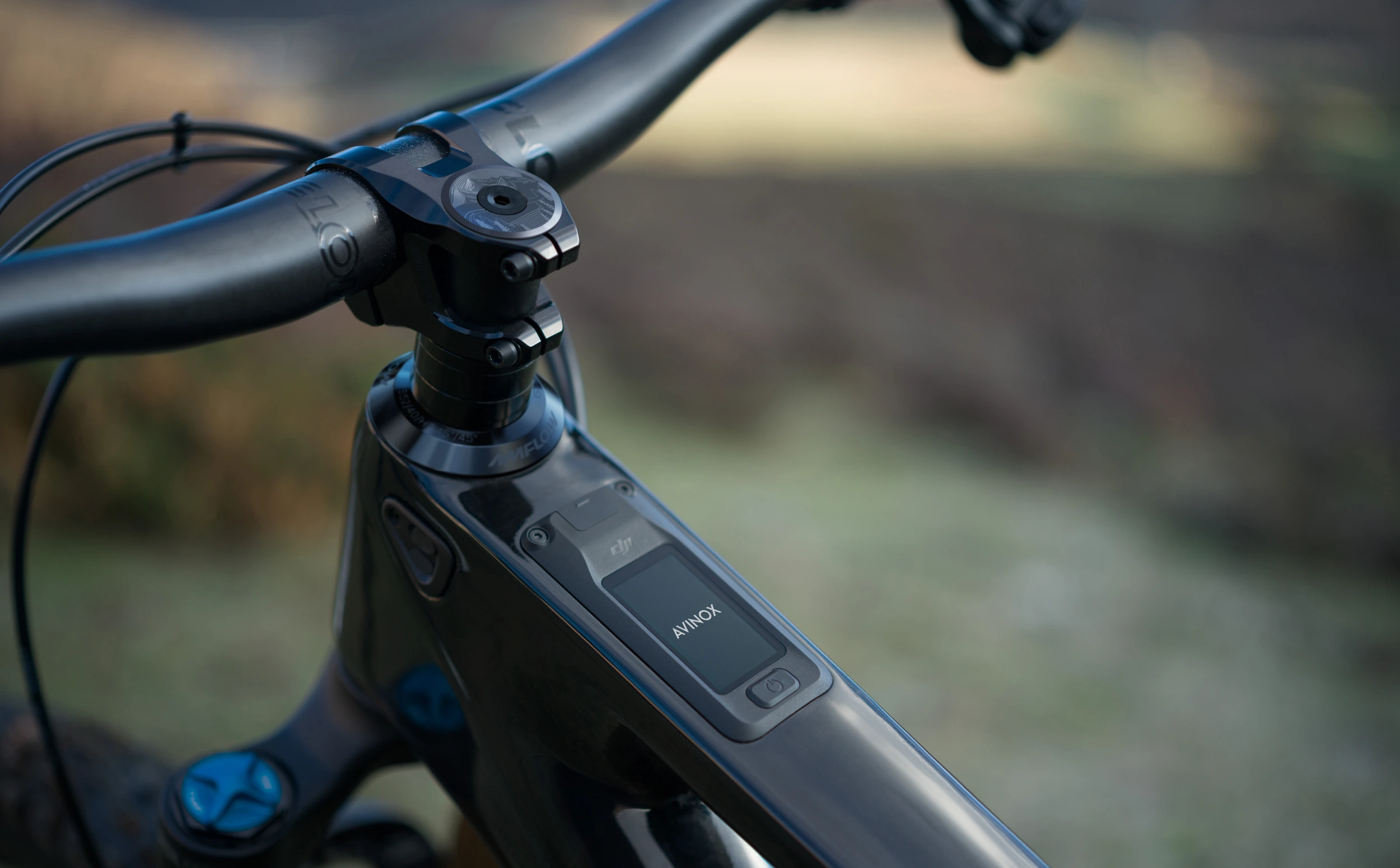 Amflow-PL-Carbon-DJI-Avinox-Display-Detailshot