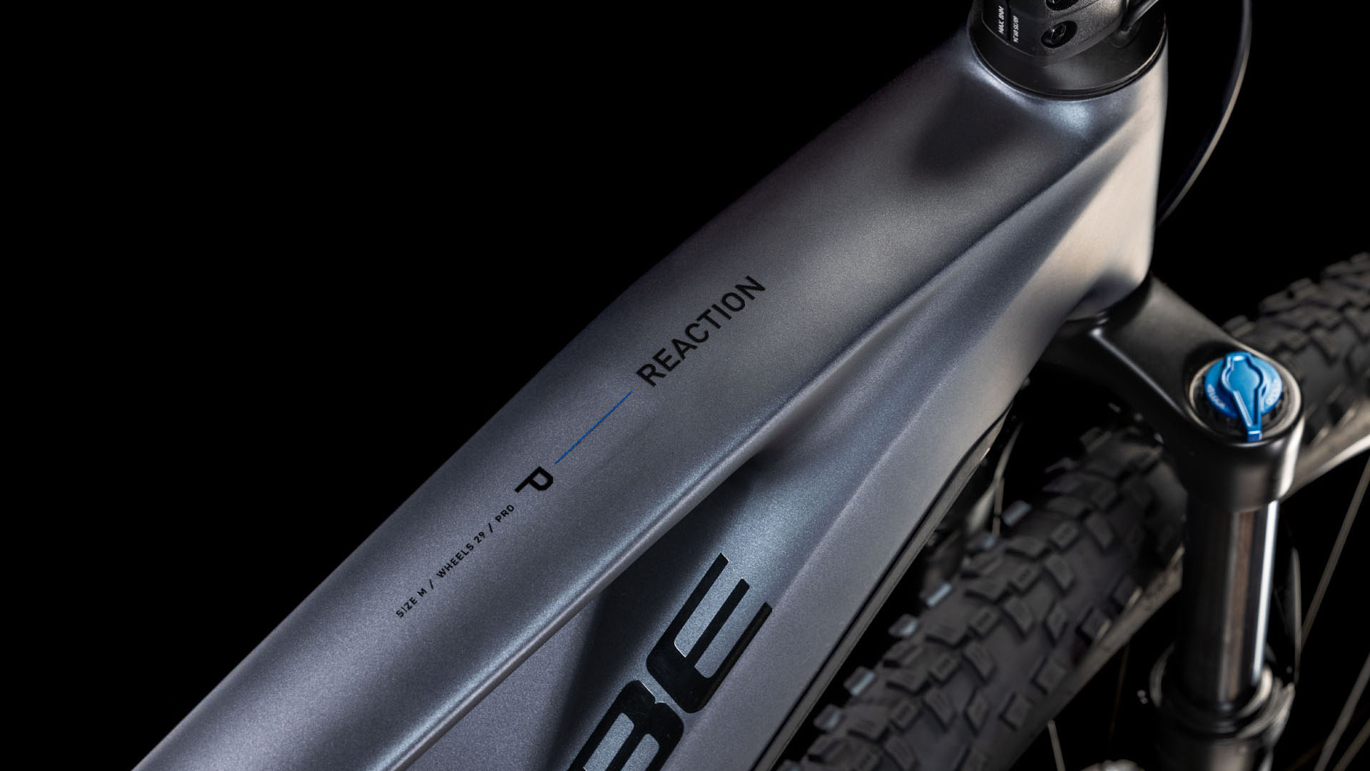 Detailansicht des Oberrohrs mit Cube-Logo und elegantem metallicgrey-Finish.