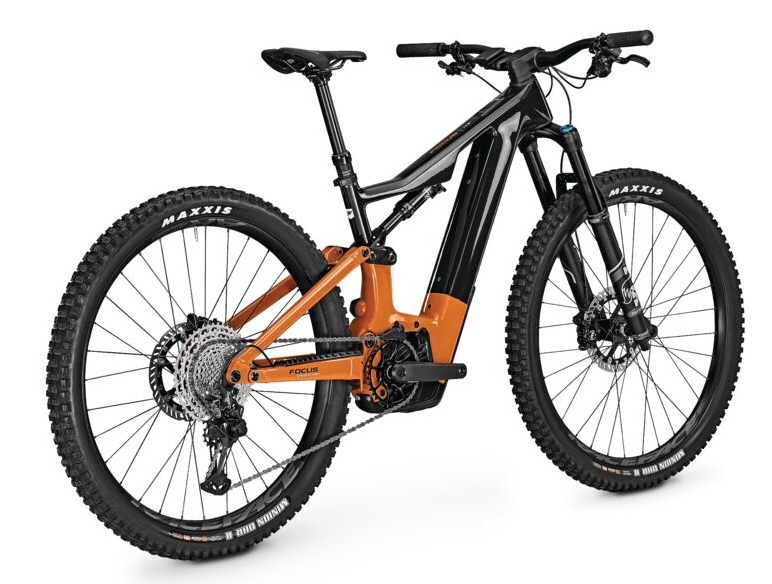 Focus Jam² 8.8 Performance CX – hintere Schrägansicht mit sichtbarem Bosch-Motor und Federungssystem.