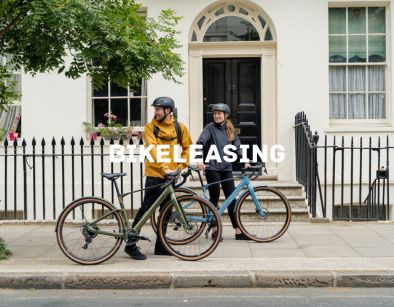 Bikeleasing Logo auf Hintergrund mit zwei Gravel Fahrern