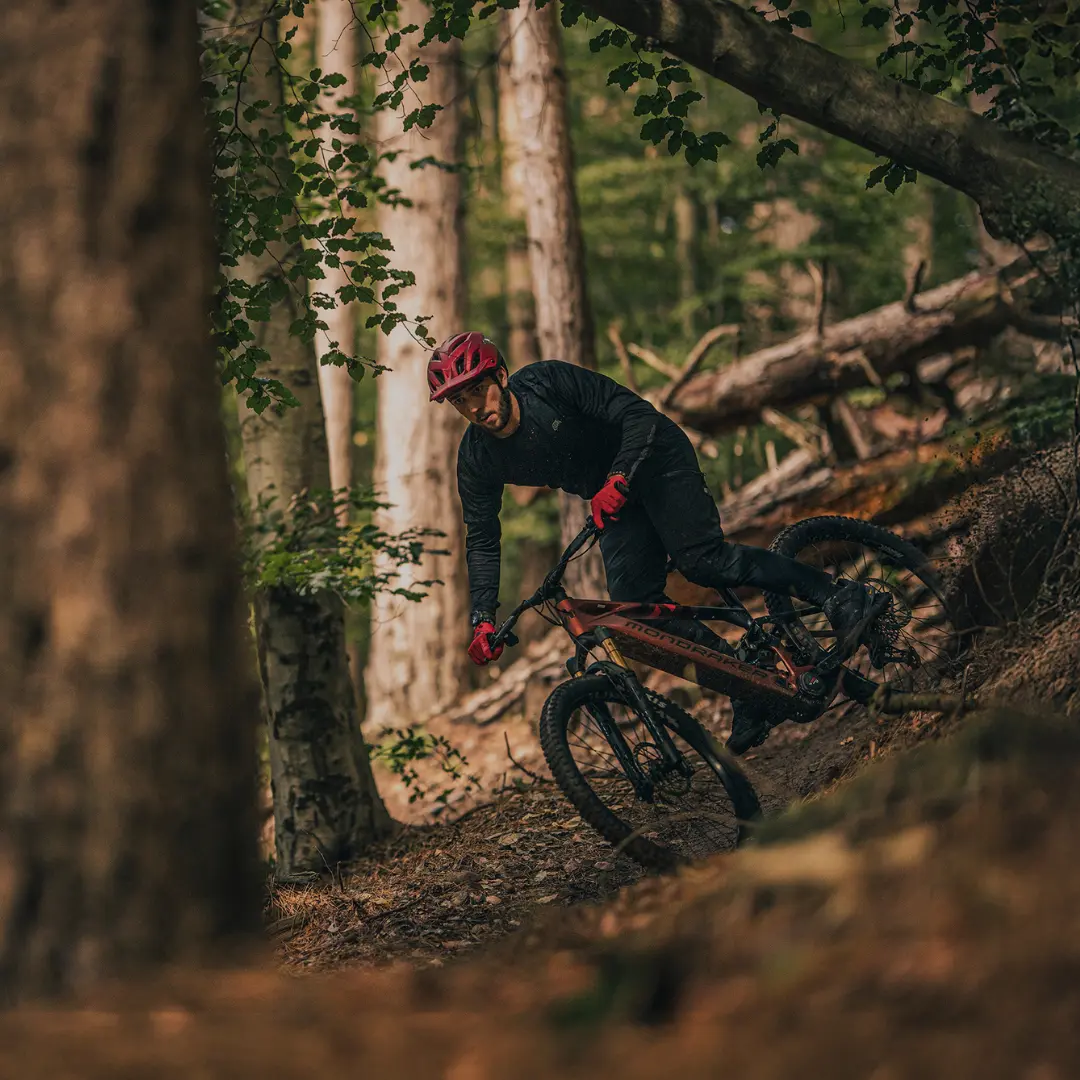 E-MTB Enduro E-MTB Enduro Fahrer im Wald
