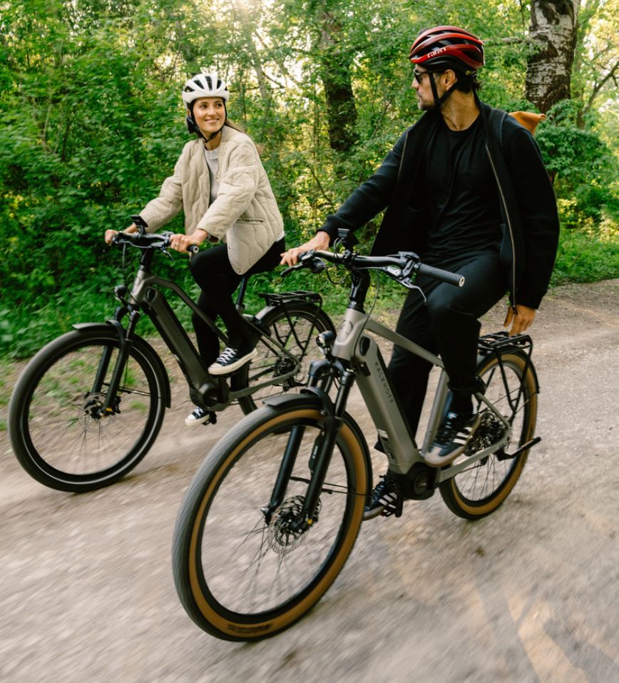 2 FahrradFahrer Auf einem Schotterweg