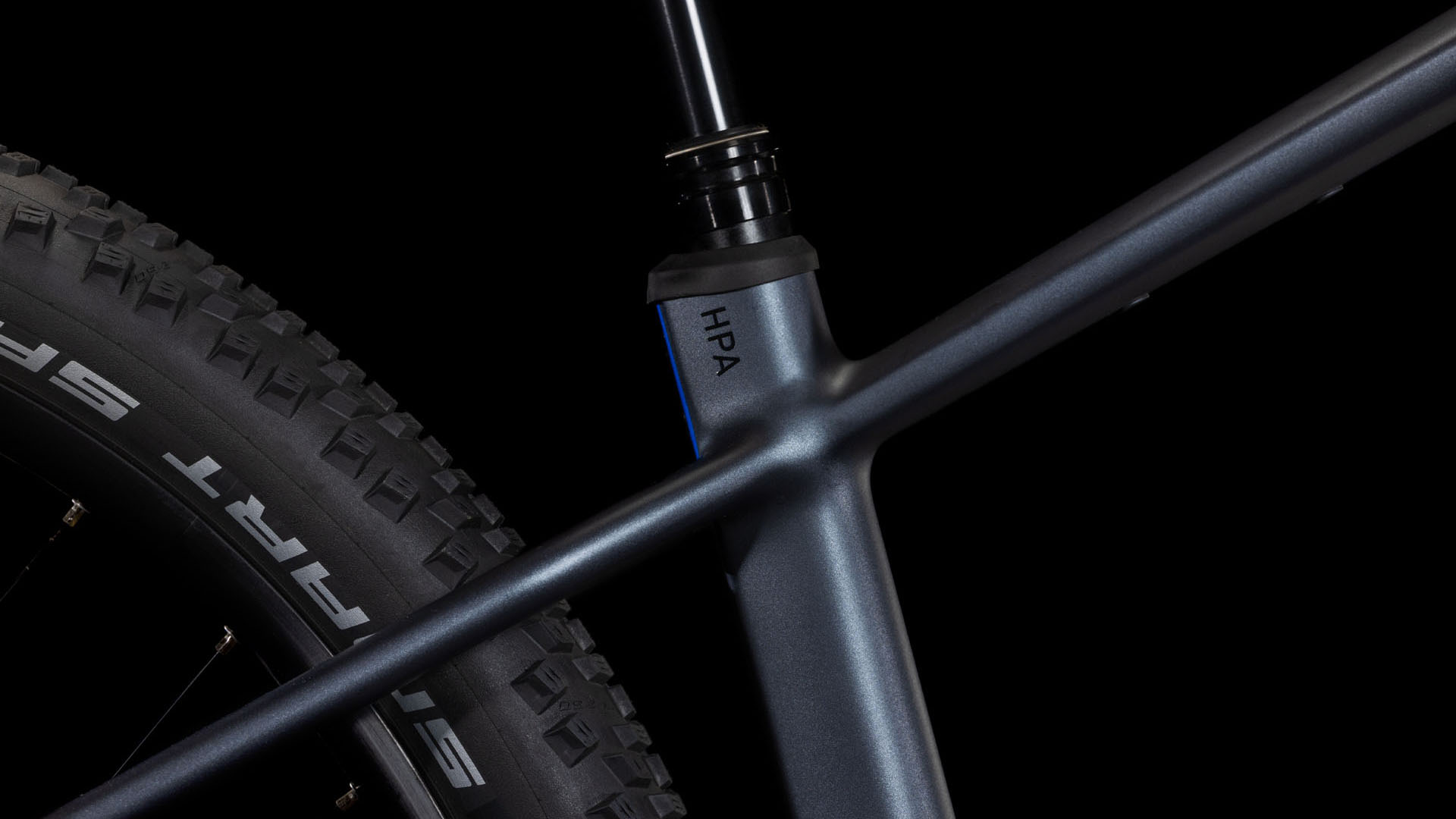 Seitlicher Blick auf Sitzstrebe und Hinterbau mit schlichter Linienführung.