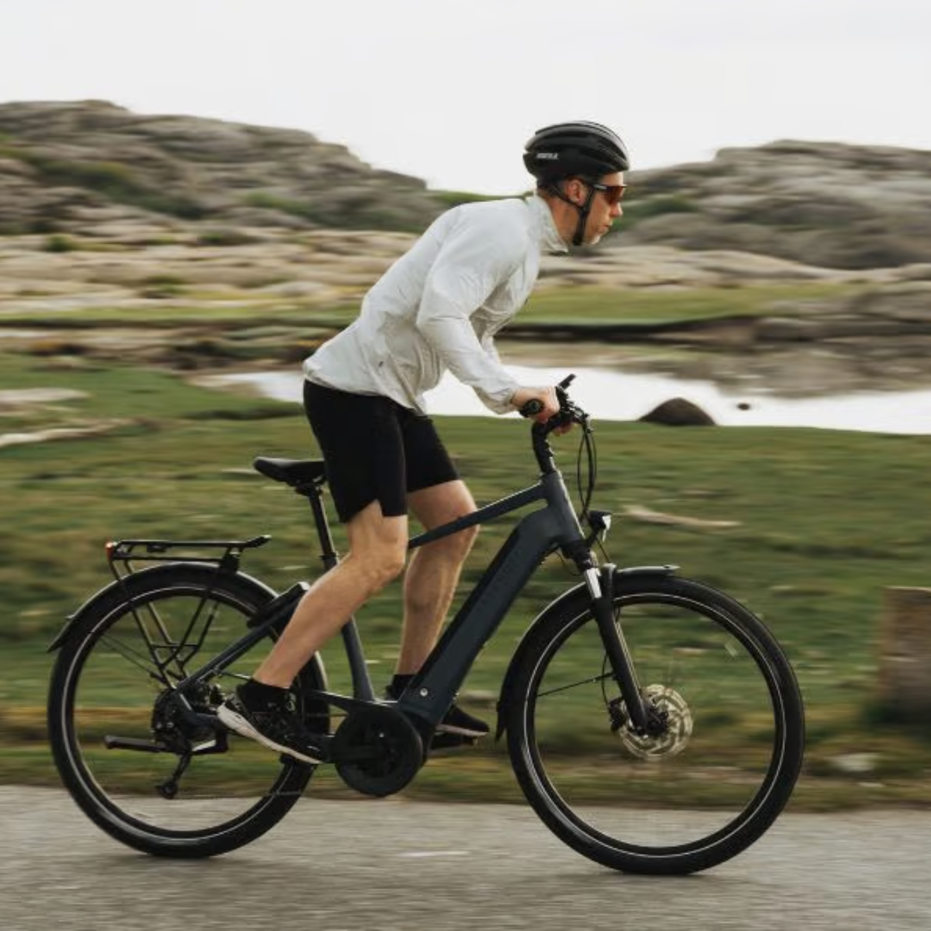 Mann fährt Kalkhoff-E-Bike durch felsige Landschaft.