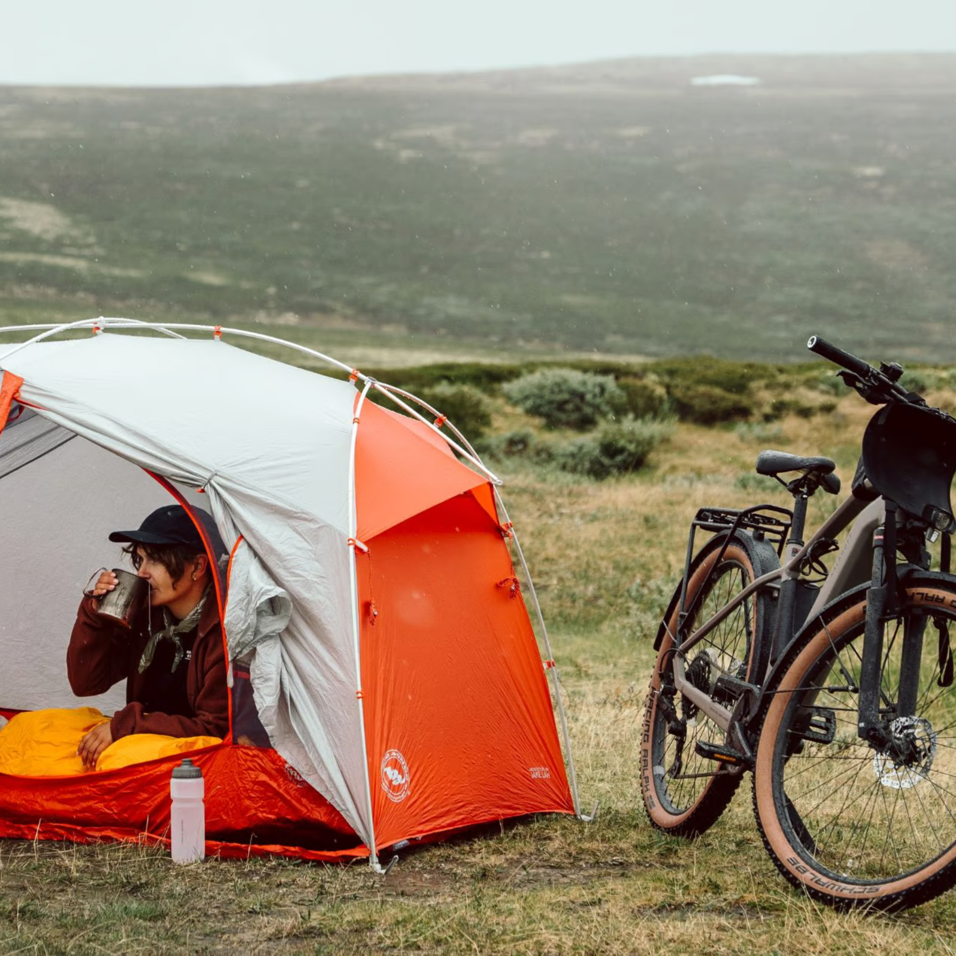 Camping mit Kalkhoff-E-Bike in naturreicher Berglandschaft.