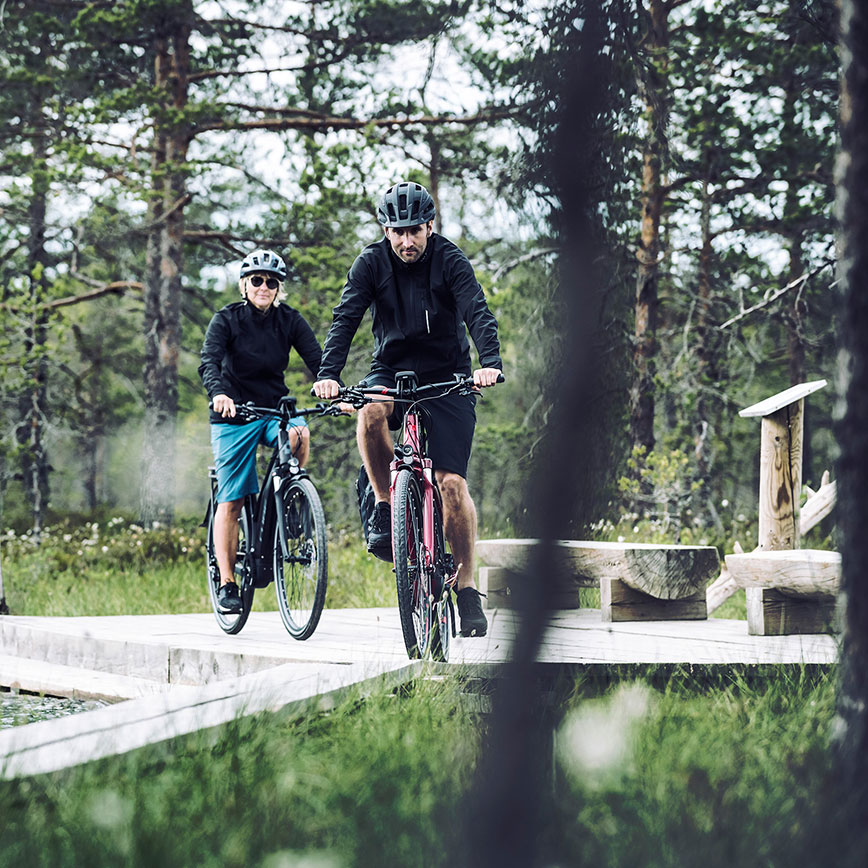 Zwei Trekking Radfahrer auf SchotterWeg