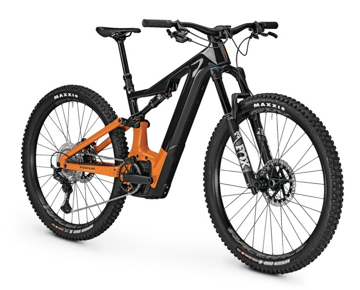 Focus Jam² 8.8 Performance CX – vordere Schrägansicht des vollgefederten E-MTBs in Schwarz-Orange.