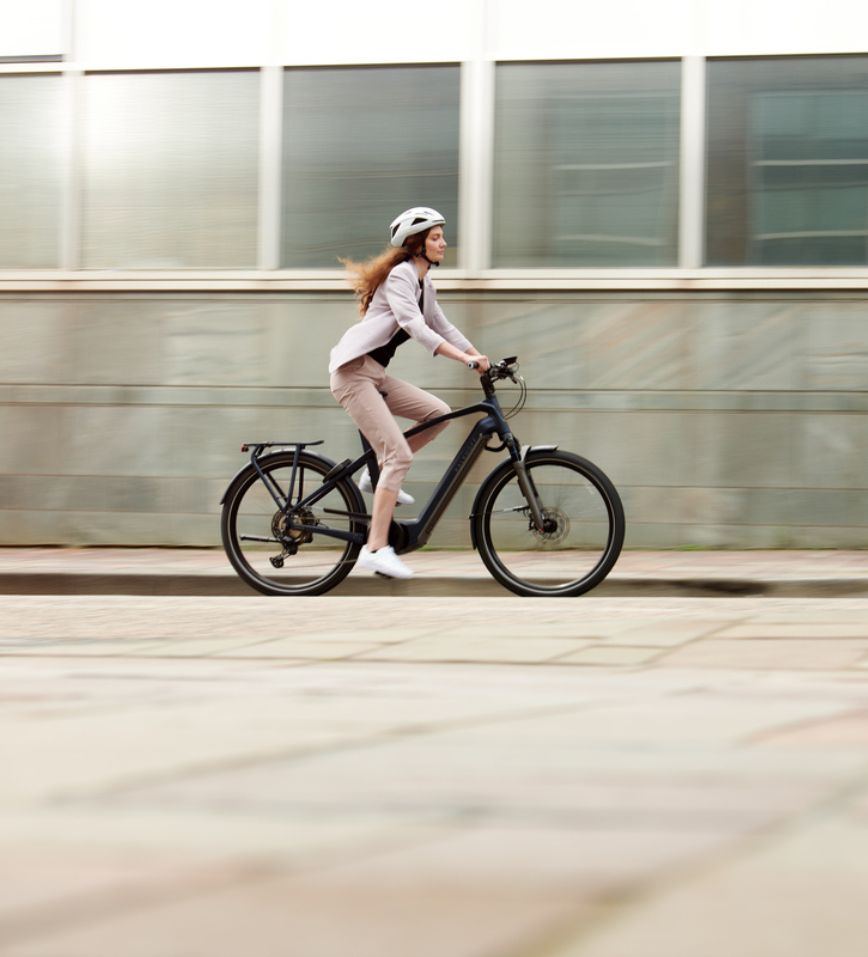 E-Bike Fahrerin in der Stadt