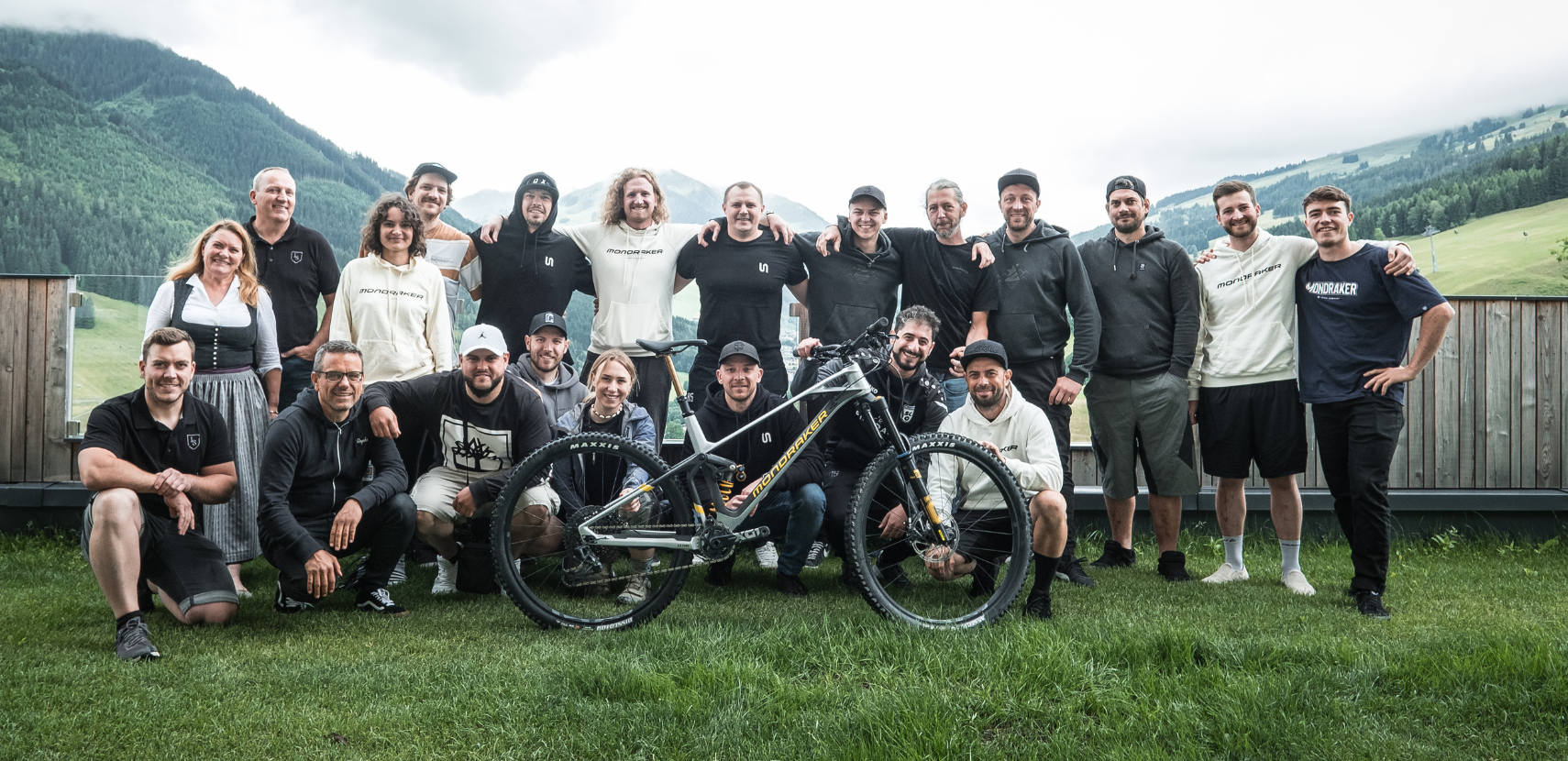 GruppenFoto STATERA Team in den Bergen