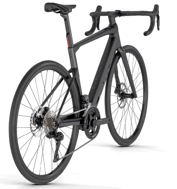 BMC Roadmachine 01 AMP Three – hintere Schrägansicht mit integrierter Motorunterstützung und sportlicher Geometrie.