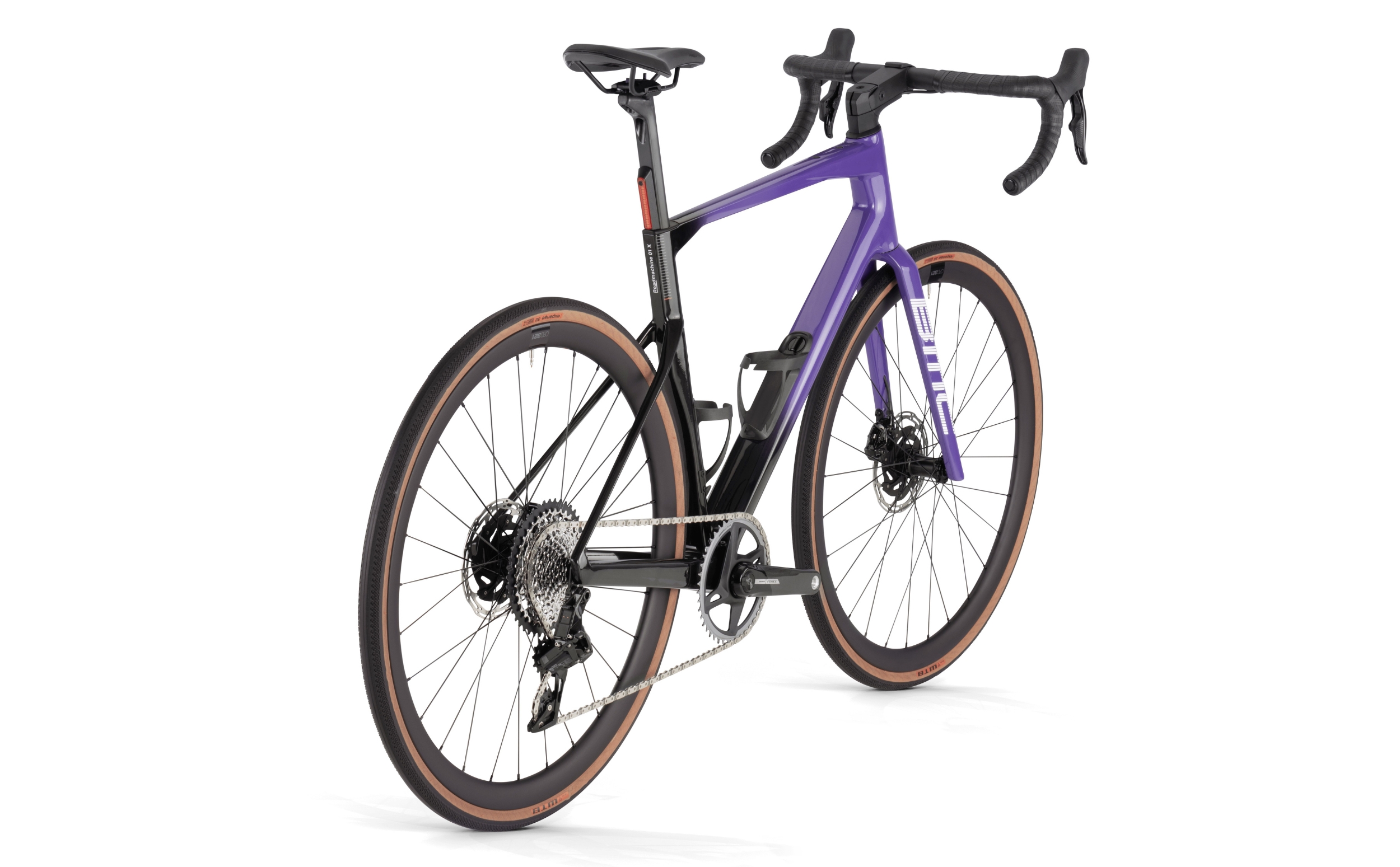 BMC Roadmachine 01 X ONE Sram Force XPLR eTap AXS BMC Roadmachine 01 X ONE Sram Force XPLR eTap AXS 2024 Seitenansicht diagonal hinten