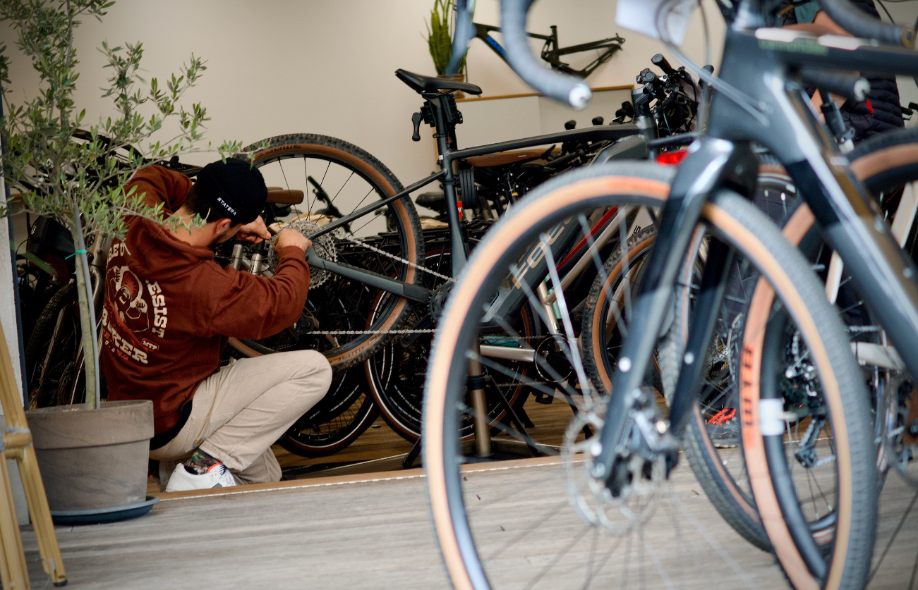 Mechaniker an Schaltung von  Gebrauchtrad