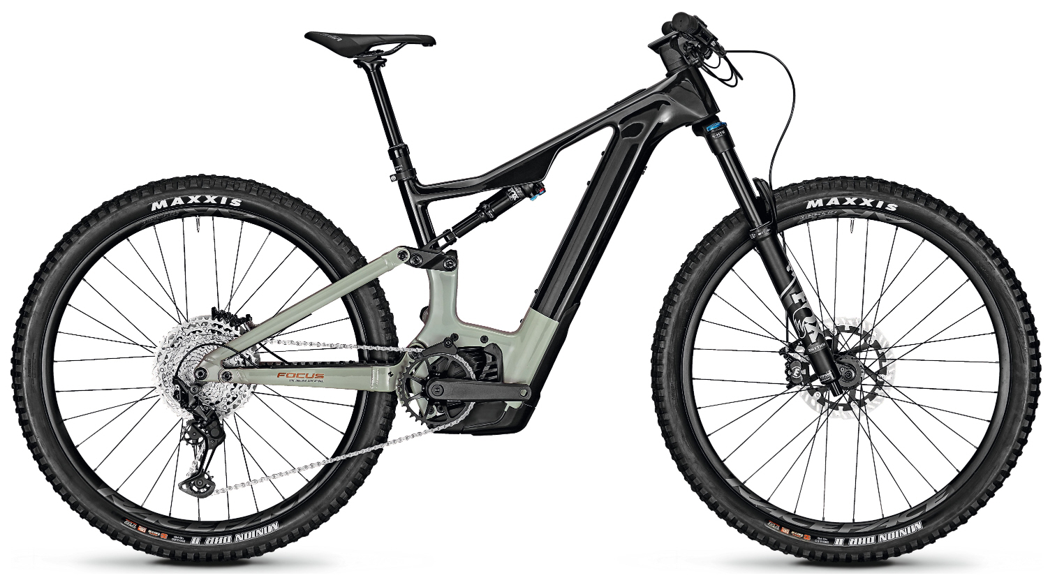 Focus Jam² 8.8 Performance CX 750Wh CARBON Focus Jam² 8.8 Performance CX – Seitenansicht des E-MTBs in Schwarz mit olivgrünen Akzenten.
