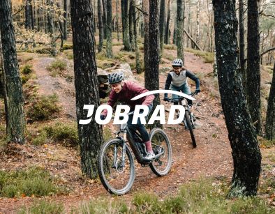 Jobrad Logo mit Hintergrund zwei Radfahrer im Wald auf Trail Bikes