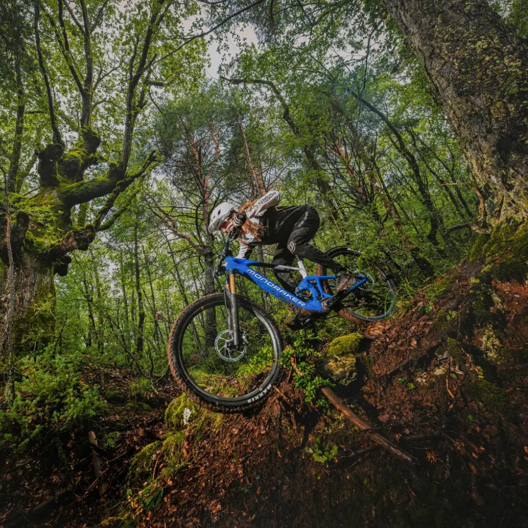 Light E-MTB Mann auf einem Light E-MTB auf einer Steilabfahrt